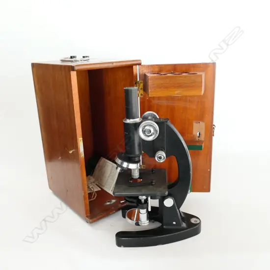 COOKE TROUGHTON & SIMMS MONOCULAR MICROSCOPE (LACKS CT&S BADGE) IN MAHOG CASE (NO LOCK)